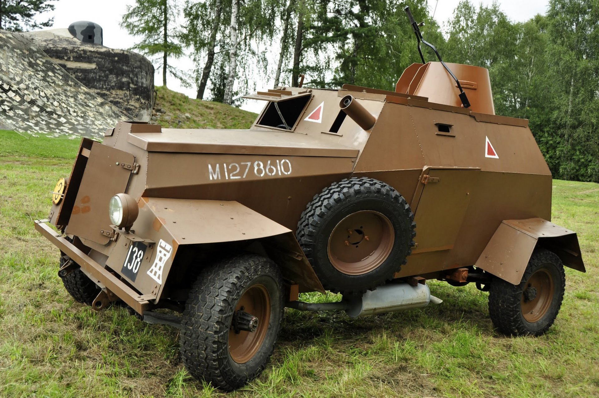 véhicule blindé matériel militaire armes nature