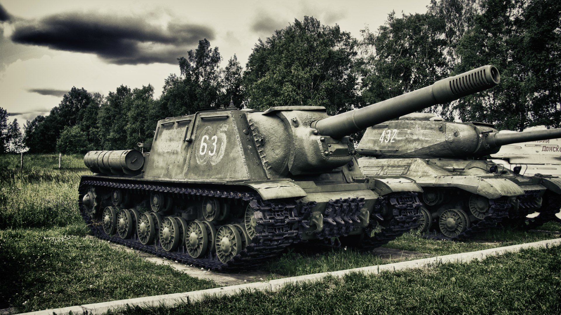 isu-152 millepertuis soviétique automoteur artillerie installation grande domestique guerre parc musée météo ciel nuages soviétique