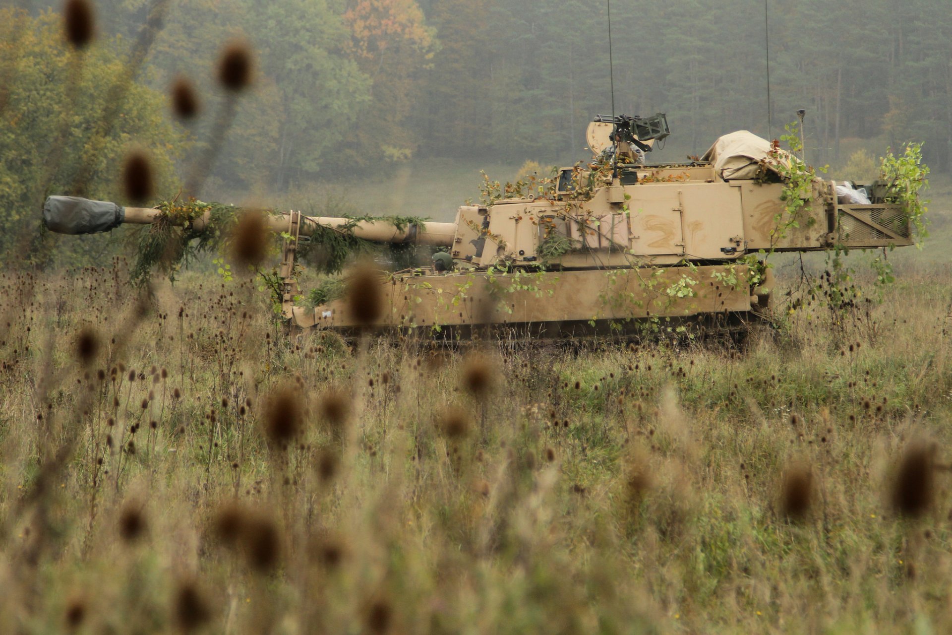 m109a6 paladin american self-propelled howitzer