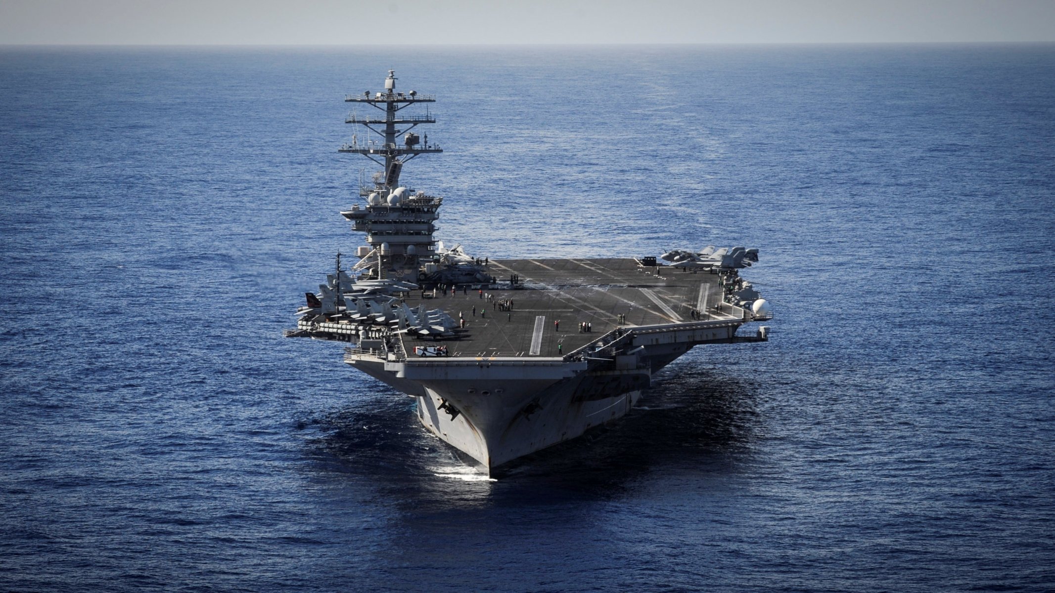 pazifischer ozean amerikanisch flugzeugträger uss nimitz cvn 68 deck bedienungspersonal himmel horizont