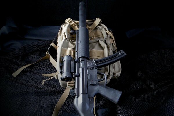 Mp5sd und Rucksack. Dunkler Hintergrund