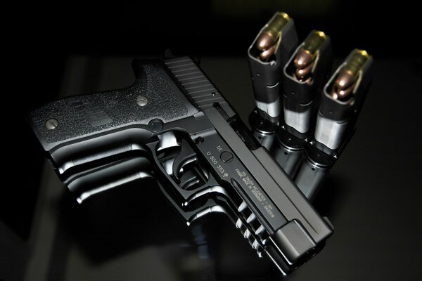 Пистолет и пули лежат на столе