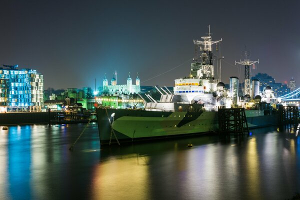 Kreuzer auf dem Wasser in der Nacht