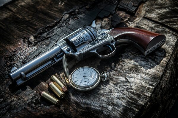 Revolver intagliato con orologio aperto