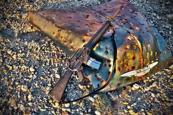 Sturmgewehr auf der Motorhaube des Autos