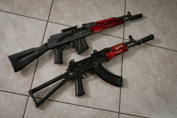 Paire de mitrailleuses saiga-12K et AKs-74