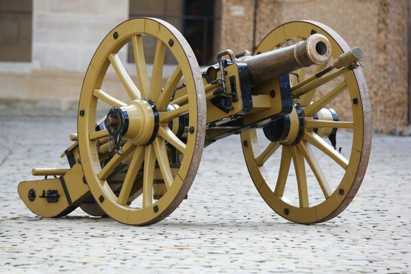 Un cannone d artiglieria si trova sullo sfondo di un edificio