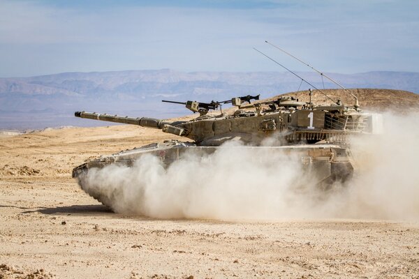 Tanque de batalla, desierto de Israel, arena