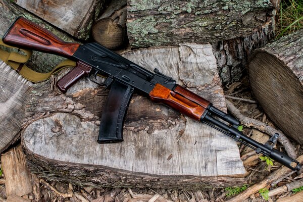 Kalaschnikows Sturmgewehr liegt auf dem Tschurbaken