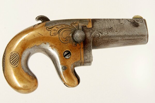 Pistolet de poche derringer, fond blanc.