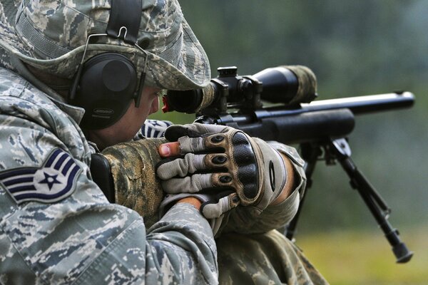 Spiper punta l arma in un punto