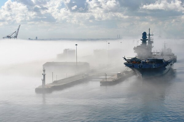 Portaaviones italiano en la niebla