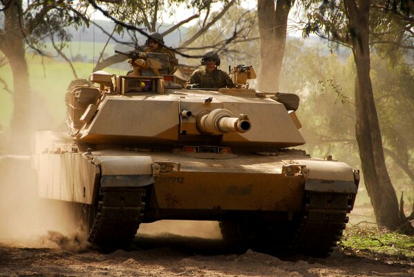 Apprendisti petroliere sul carro armato Abrams