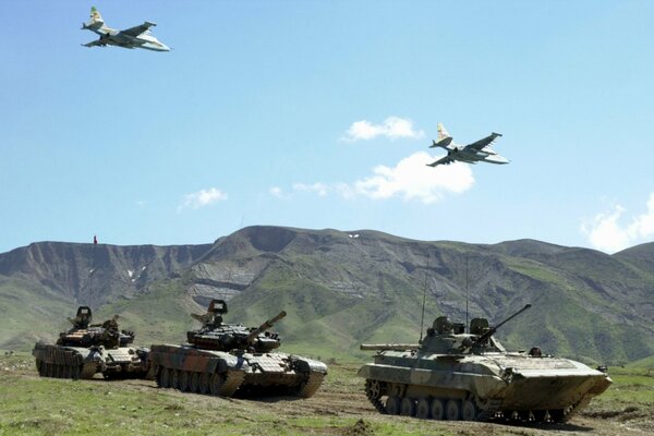 Panzer und Sturmtruppen vor dem Hintergrund der Berge