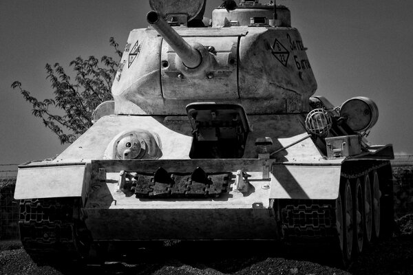 Photo en noir et blanc du char soviétique t-34-85