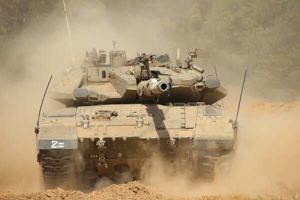 Israels Kampfpanzer im Staub