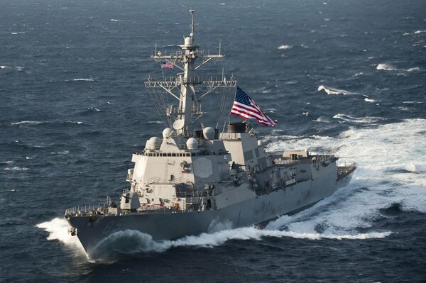 Destroyer américain avec drapeau américain