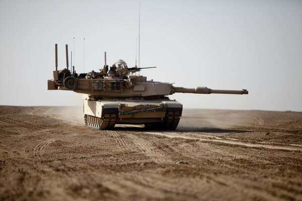 Tanque M1A1 Abrams en el desierto