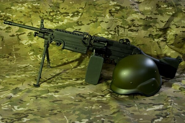 Mitragliatrice leggera M249 con elmetto