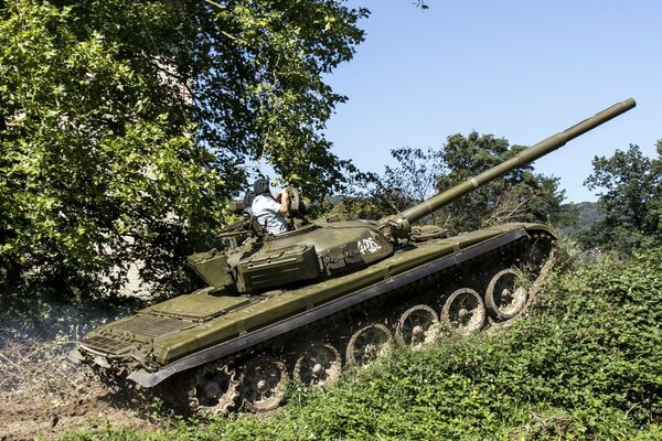 El poderoso tanque sube cuesta arriba . Como el T-72