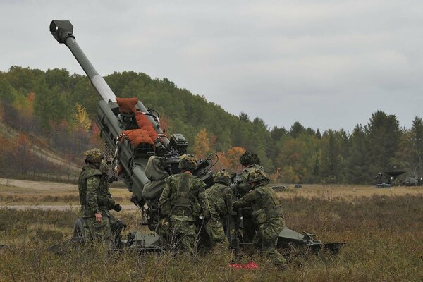 Soldats sur le terrain avec des armes lors d exercices