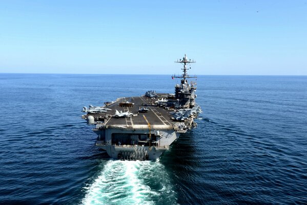 Portaaviones de EE.UU. se mueve a través del mar azul