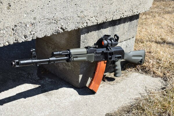 Kalashnikov cerca de un bloque de hormigón