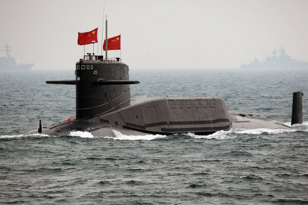 Chiński okręt podwodny na morzu
