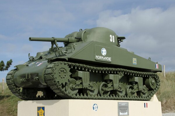 Panzerdenkmal aus der Zeit des Zweiten Weltkriegs