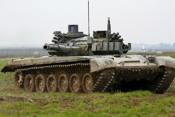 El tanque T-72 realiza una misión de combate