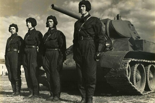 Załoga czołgu bojowego z czasów II wojny światowej