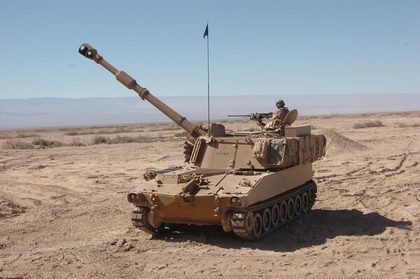 Selbstfahrende Artillerieanlage in der Wüste