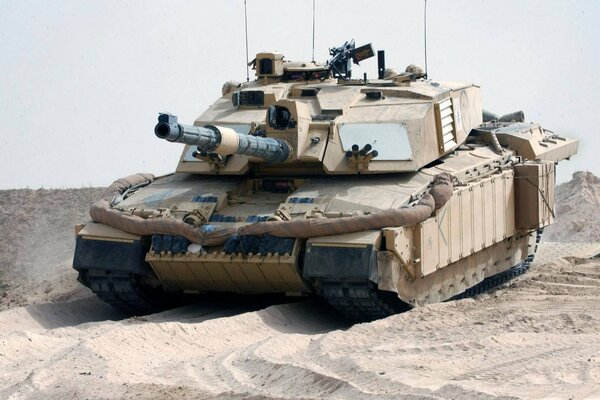Tanque de batalla Challenger 2 en el desierto