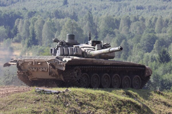 Char de combat t-72m4 dans la forêt