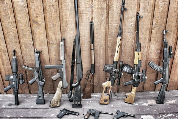 Kolekcja broni składająca się z pistoletów, karabinów maszynowych i karabinów