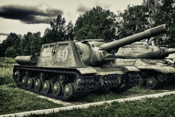 Radziecki ISU-152 wśród zieleni