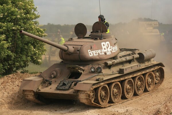 Monta un tanque medio soviético