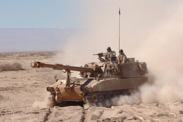 Photo d action militaire, réservoir dans une tempête de sable