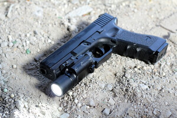 Pistolet à chargement automatique autrichien Glock 17 avec éclairage