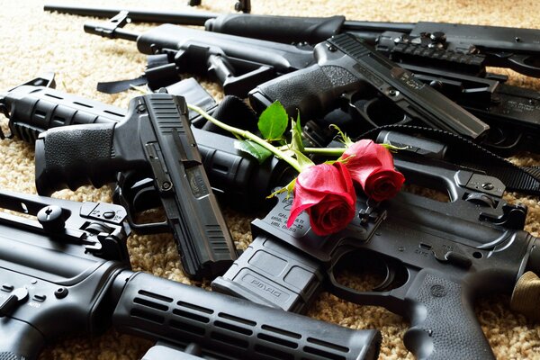 Beaux fusils d assaut, pistolets avec des roses