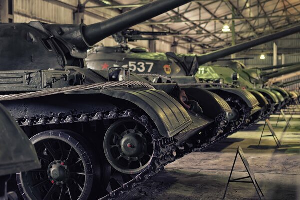 Panzer stehen im gepanzerten Technikmuseum