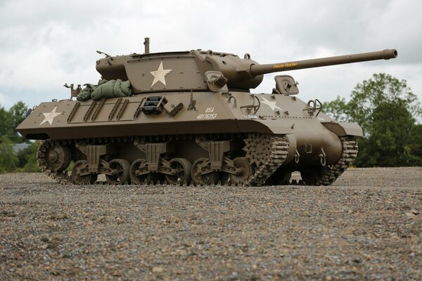 Self-propelled beige tank with a star
