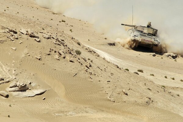 Ein Panzer, der durch die Sandwüste läuft