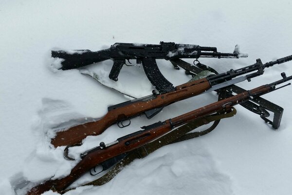 Un montón de armas en la nieve