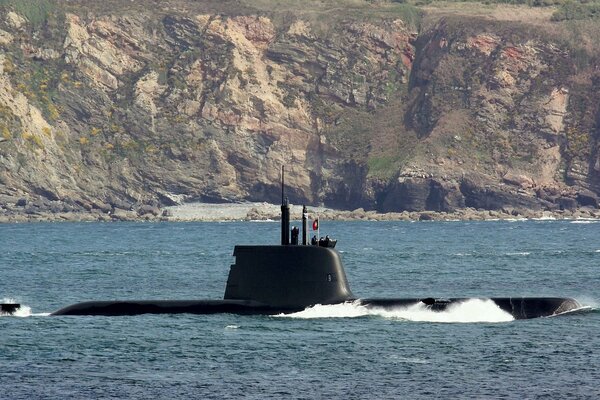 U-Boot, das vor dem Hintergrund der Felsen schwimmt