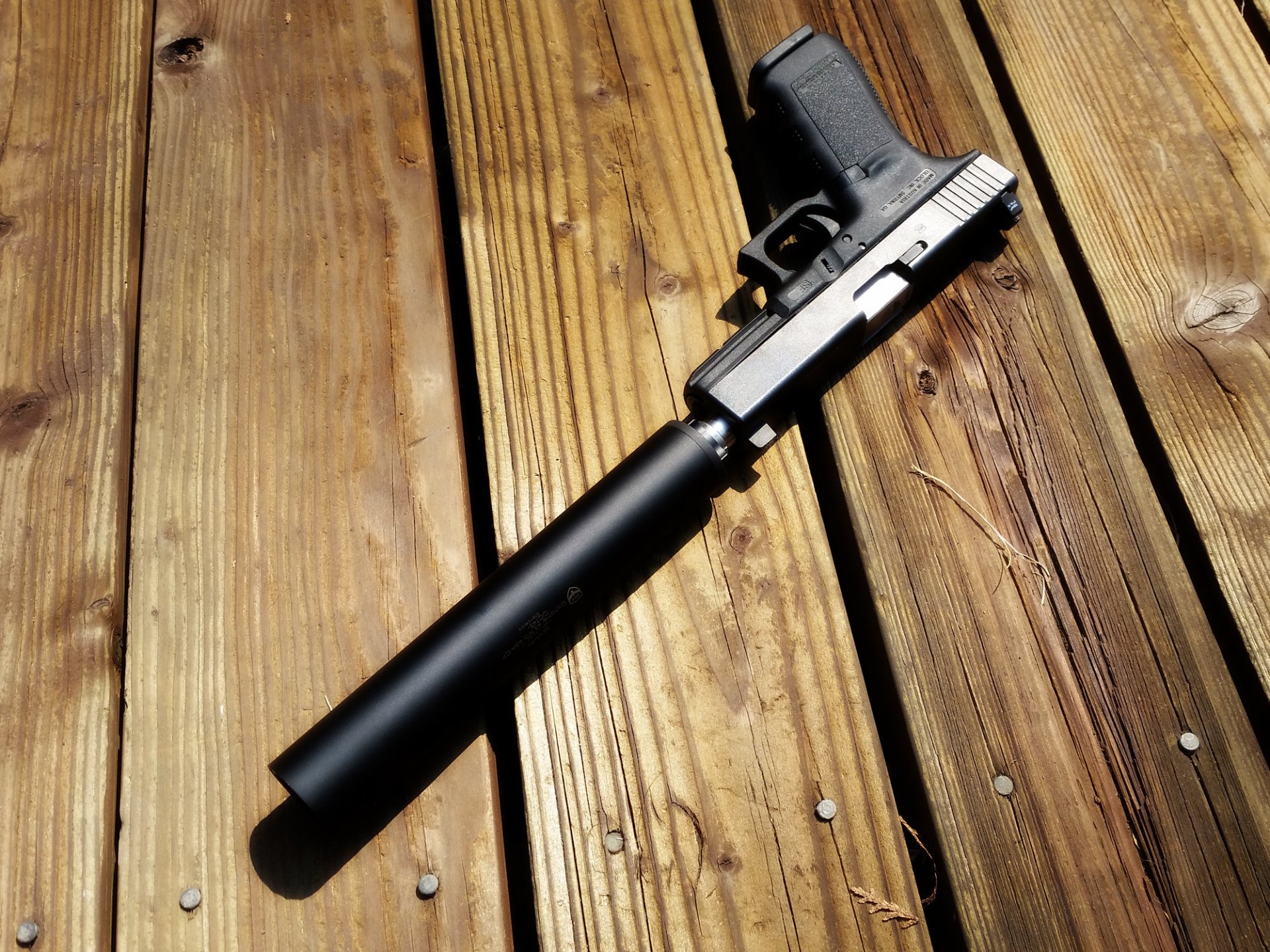 glock 21 pistolet avec silencieux silencieux planches ombre