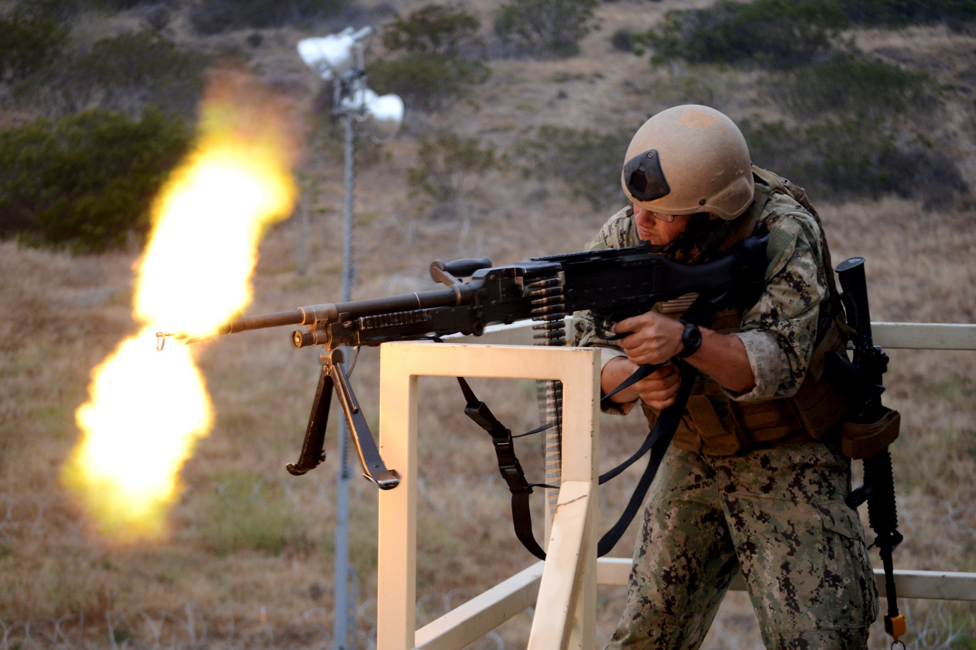 campo de tiro campo de tiro soldado equipo ametralladora de cinta m240b tiro fuego desenfoque