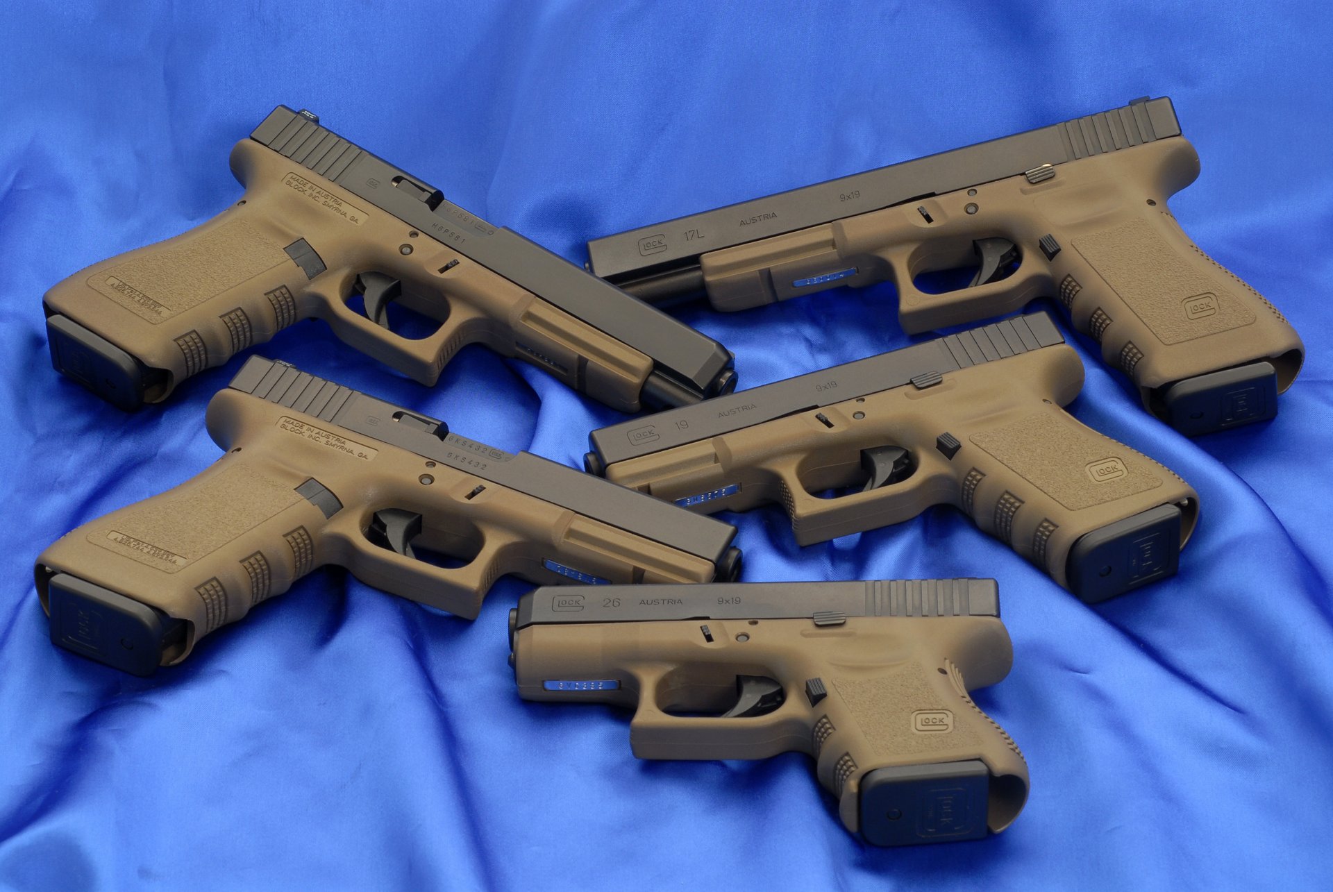 glock 17od 34od 26od 19od 17lod arme papier peint 17od 19od 34od 26od 17lod pistolets fond bleu