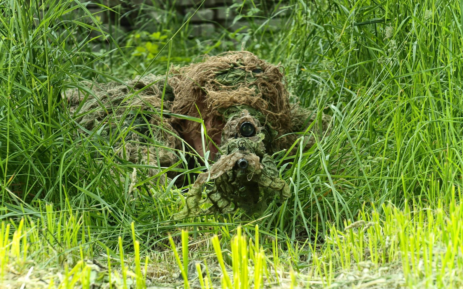 scharfschütze grün gras verkleidung gewehr lauf optik