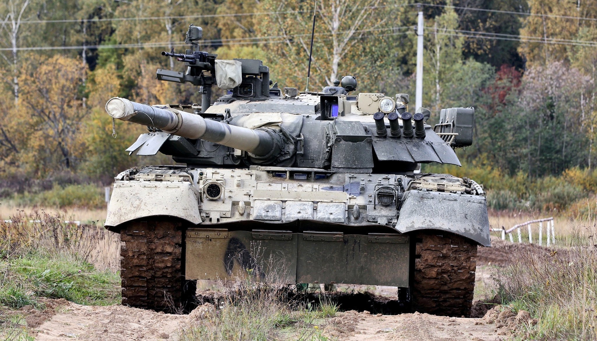 t-80 combat char décharge boue